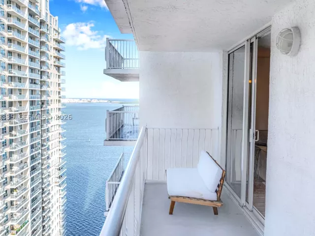 1-bedroom condo for sale in Miami - 1200 Brickell Bay Dr 2904 - MondialRealty