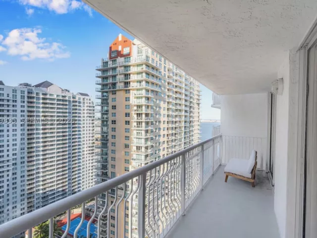 1-bedroom condo for sale in Miami - 1200 Brickell Bay Dr 2904 - MondialRealty