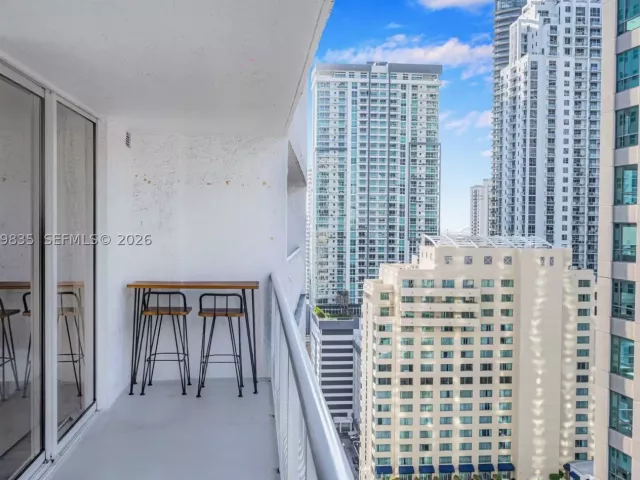1-bedroom condo for sale in Miami - 1200 Brickell Bay Dr 2904 - MondialRealty