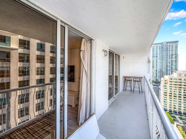 1-bedroom condo for sale in Miami - 1200 Brickell Bay Dr 2904 - MondialRealty