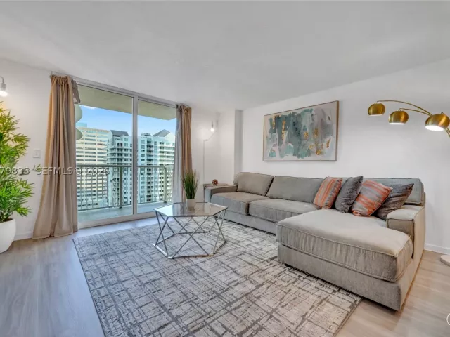 1-bedroom condo for sale in Miami - 1200 Brickell Bay Dr 2904 - MondialRealty