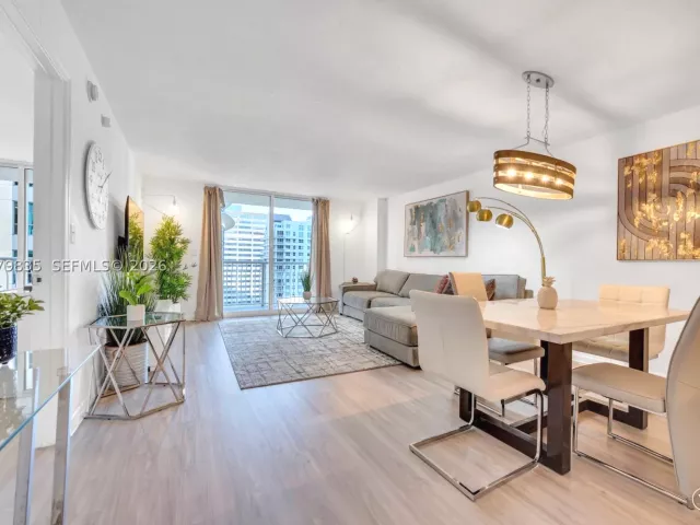 1-bedroom condo for sale in Miami - 1200 Brickell Bay Dr 2904 - MondialRealty