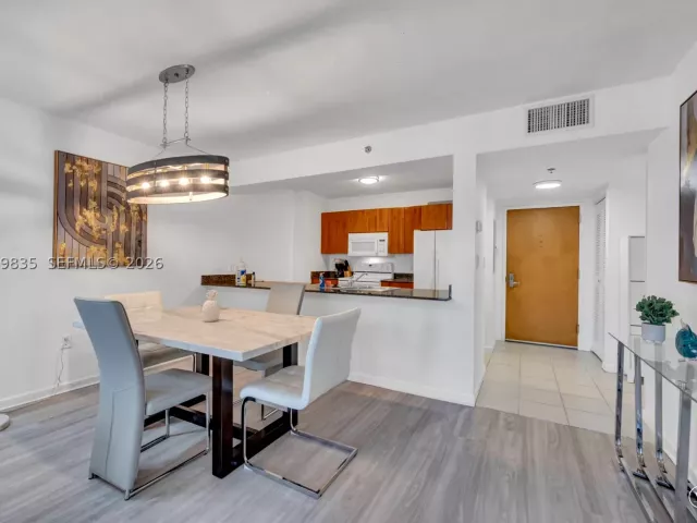 1-bedroom condo for sale in Miami - 1200 Brickell Bay Dr 2904 - MondialRealty