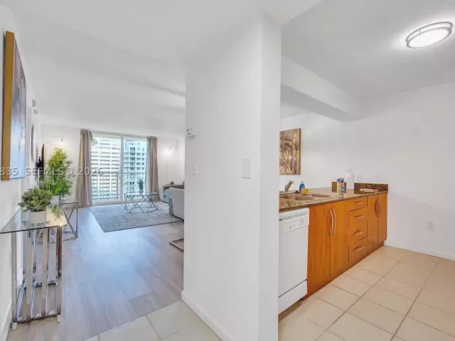 1-bedroom condo for sale in Miami - 1200 Brickell Bay Dr 2904 - MondialRealty