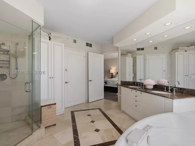 3-bedroom condo for sale in Sunny Isles Beach - 17555 Collins Ave 308 - MondialRealty