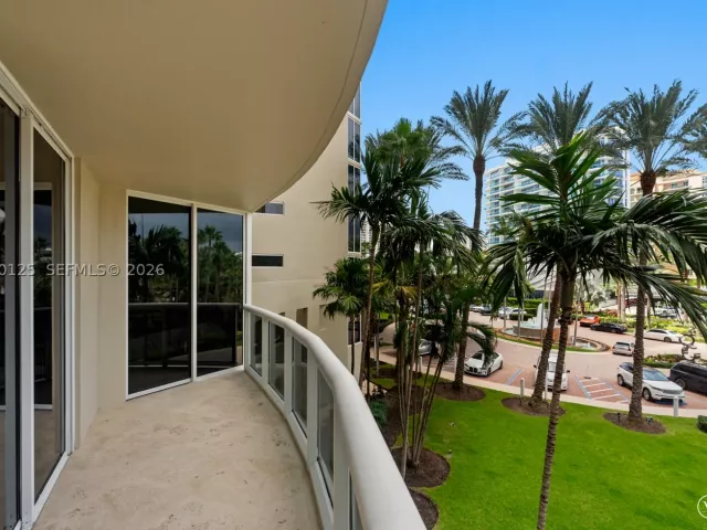 3-bedroom condo for sale in Sunny Isles Beach - 17555 Collins Ave 308 - MondialRealty