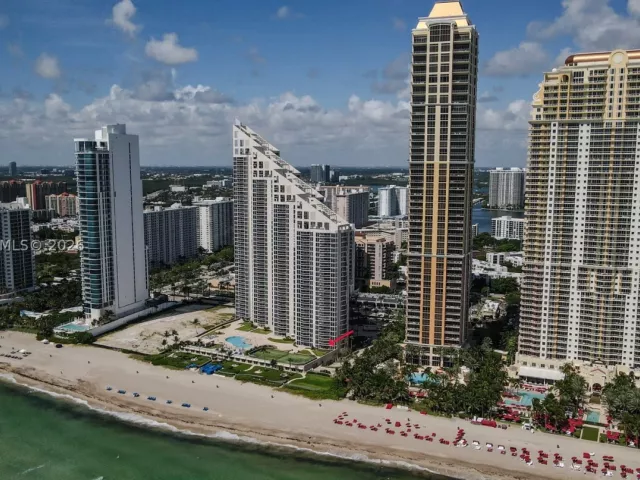3-bedroom condo for sale in Sunny Isles Beach - 17555 Collins Ave 308 - MondialRealty