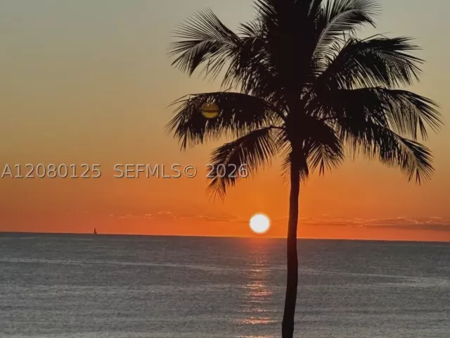 3-bedroom condo for sale in Sunny Isles Beach - 17555 Collins Ave 308 - MondialRealty