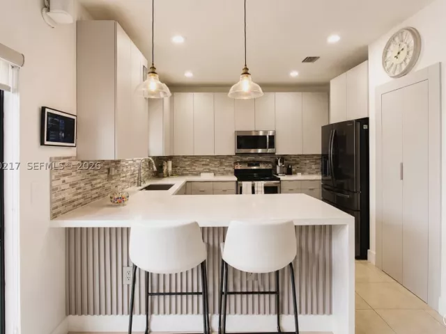 3-bedroom home for sale in Doral - 10327 NW 89th Ter - MondialRealty