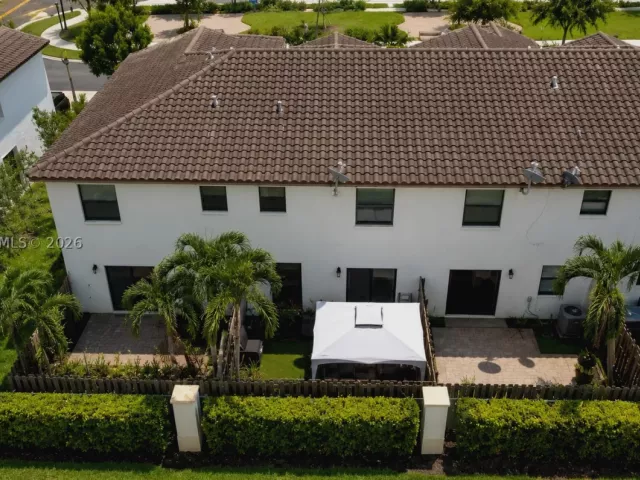 3-bedroom home for sale in Doral - 10327 NW 89th Ter - MondialRealty