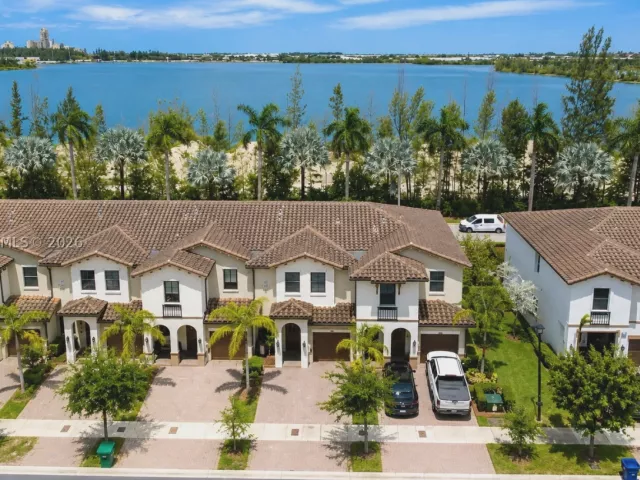 3-bedroom home for sale in Doral - 10327 NW 89th Ter - MondialRealty