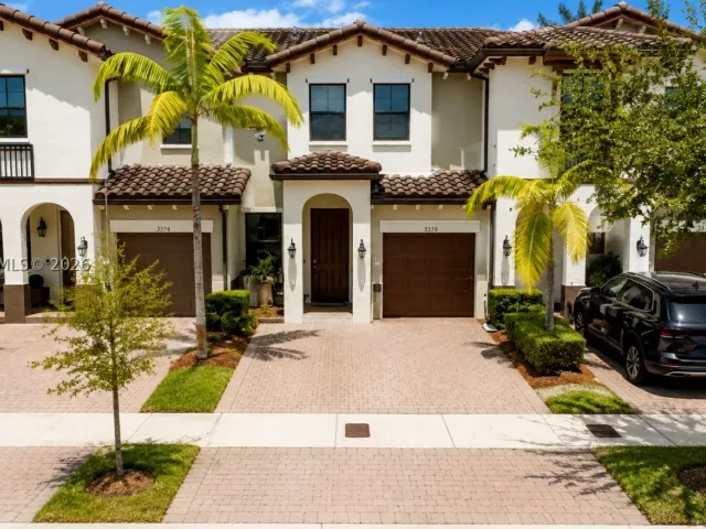 3-bedroom home for sale in Doral - 10327 NW 89th Ter - MondialRealty