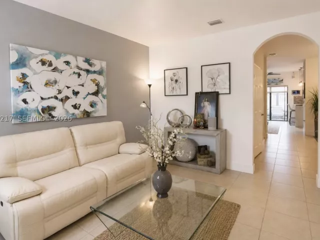 3-bedroom home for sale in Doral - 10327 NW 89th Ter - MondialRealty