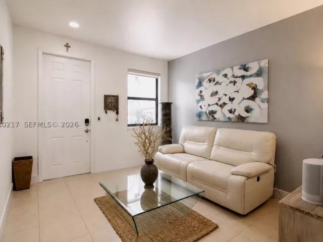 3-bedroom home for sale in Doral - 10327 NW 89th Ter - MondialRealty