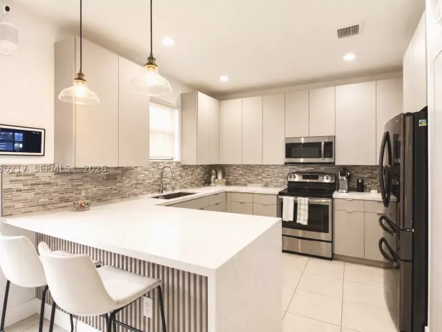 3-bedroom home for sale in Doral - 10327 NW 89th Ter - MondialRealty