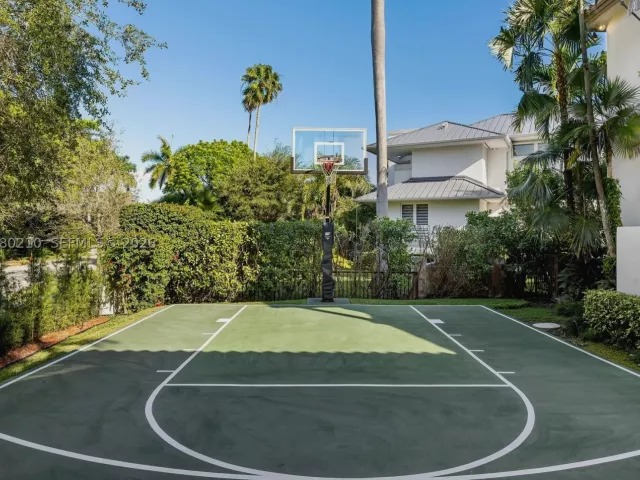 6-bedroom home for sale in Coral Gables - 11011 Marin Street - MondialRealty