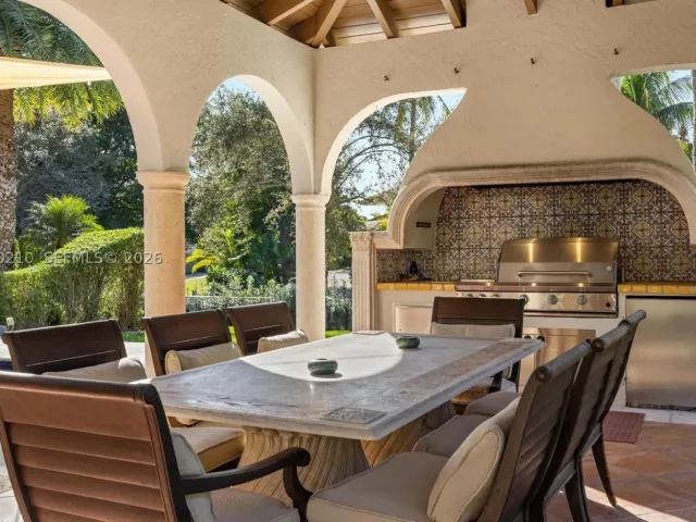 6-bedroom home for sale in Coral Gables - 11011 Marin Street - MondialRealty