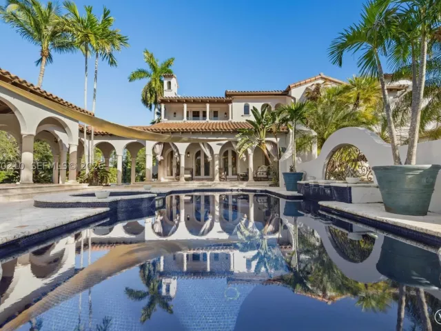 6-bedroom home for sale in Coral Gables - 11011 Marin Street - MondialRealty