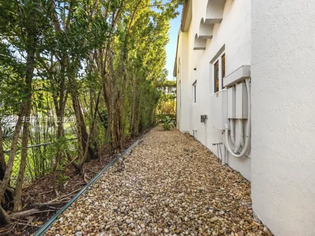 6-bedroom home for sale in Coral Gables - 11011 Marin Street - MondialRealty