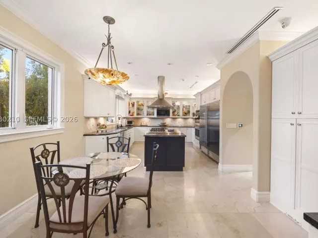 6-bedroom home for sale in Coral Gables - 11011 Marin Street - MondialRealty