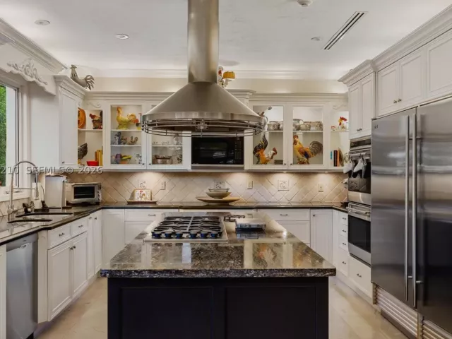 6-bedroom home for sale in Coral Gables - 11011 Marin Street - MondialRealty