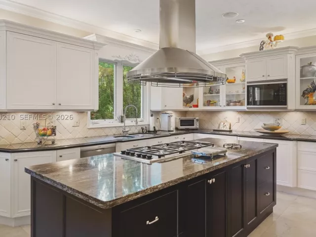 6-bedroom home for sale in Coral Gables - 11011 Marin Street - MondialRealty