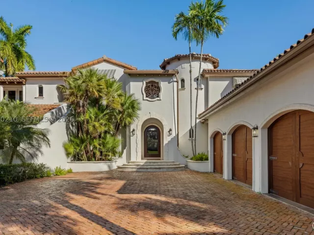 6-bedroom home for sale in Coral Gables - 11011 Marin Street - MondialRealty