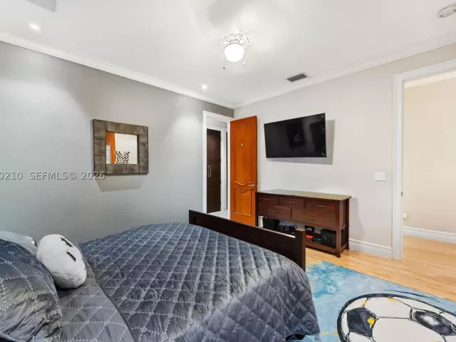 6-bedroom home for sale in Coral Gables - 11011 Marin Street - MondialRealty