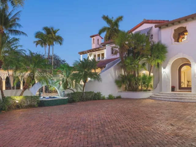 6-bedroom home for sale in Coral Gables - 11011 Marin Street - MondialRealty