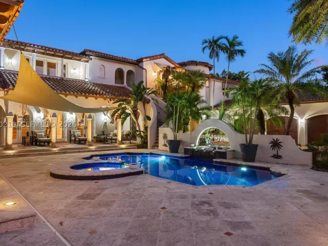 6-bedroom home for sale in Coral Gables - 11011 Marin Street - MondialRealty