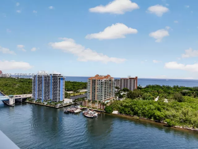 3-bedroom condo for sale in Fort Lauderdale - 920 Intracoastal Dr PH2 - MondialRealty
