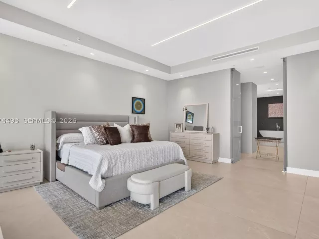 3-bedroom condo for sale in Fort Lauderdale - 920 Intracoastal Dr PH2 - MondialRealty