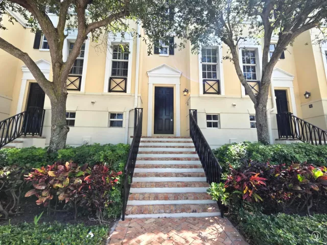 2-bedroom home for sale in Delray Beach - 75 NE 5TH Avenue M - MondialRealty
