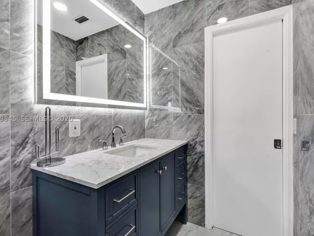 3-bedroom home for sale in Miami Gardens - 860 NW 207th St - MondialRealty