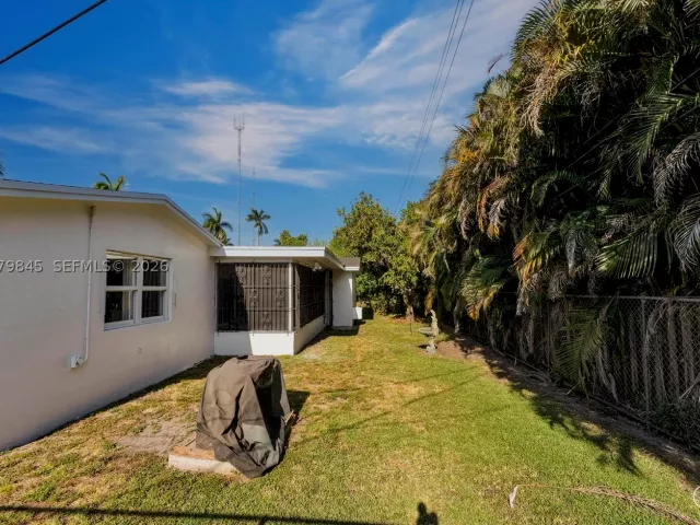 3-bedroom home for sale in Miami Gardens - 860 NW 207th St - MondialRealty