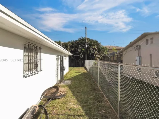 3-bedroom home for sale in Miami Gardens - 860 NW 207th St - MondialRealty