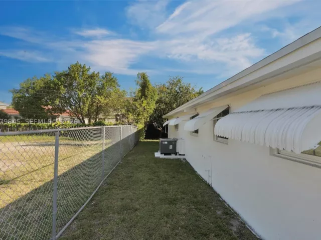 3-bedroom home for sale in Miami Gardens - 860 NW 207th St - MondialRealty