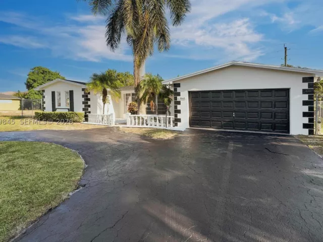 3-bedroom home for sale in Miami Gardens - 860 NW 207th St - MondialRealty
