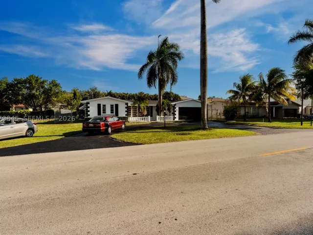 3-bedroom home for sale in Miami Gardens - 860 NW 207th St - MondialRealty