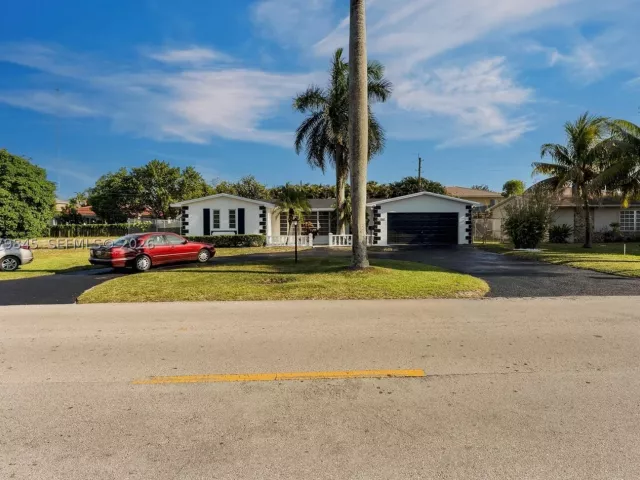 3-bedroom home for sale in Miami Gardens - 860 NW 207th St - MondialRealty