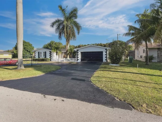 3-bedroom home for sale in Miami Gardens - 860 NW 207th St - MondialRealty
