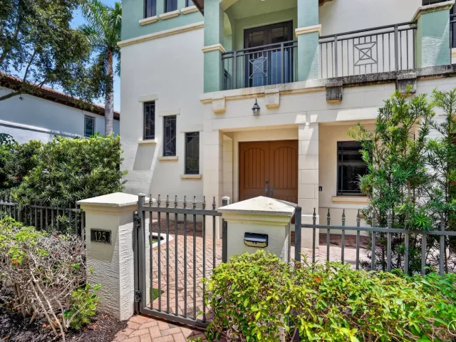 3-bedroom home for sale in Boca Raton - 125 NW GARDENER Street - MondialRealty