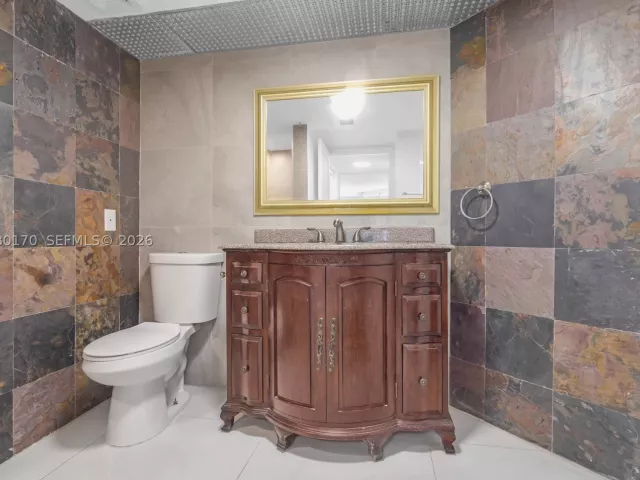 2-bedroom condo for rent in Miami - 1717 N Bayshore Dr A-1541 - MondialRealty