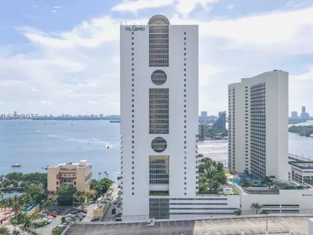 2-bedroom condo for rent in Miami - 1717 N Bayshore Dr A-1541 - MondialRealty