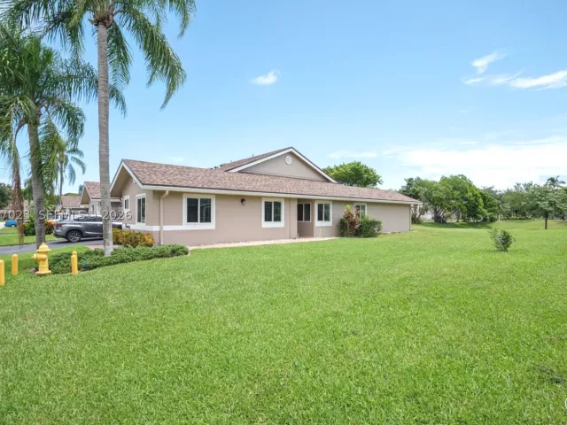 3-bedroom home for rent in Deerfield Beach - 5200 W Lakes Dr - MondialRealty
