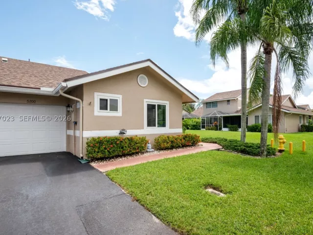 3-bedroom home for rent in Deerfield Beach - 5200 W Lakes Dr - MondialRealty