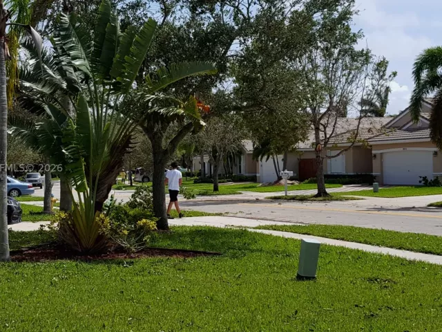 4-bedroom home for sale in Pembroke Pines - 19409 NW 24th Pl - MondialRealty