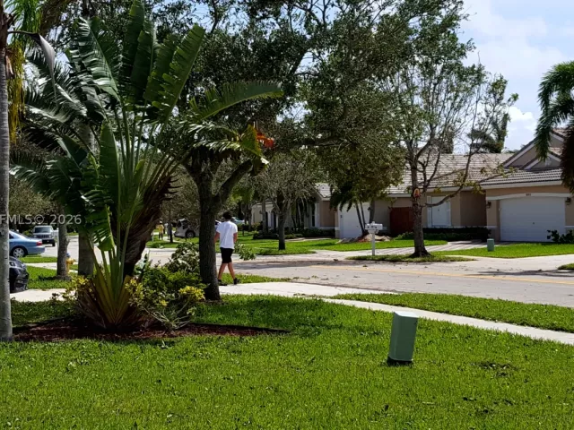 4-bedroom home for sale in Pembroke Pines - 19409 NW 24th Pl - MondialRealty