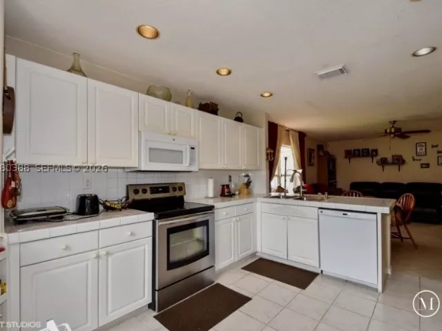 4-bedroom home for sale in Pembroke Pines - 19409 NW 24th Pl - MondialRealty