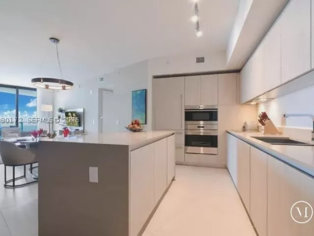 1-bedroom condo for sale in Hollywood - 4111 S Ocean Dr 2010 - MondialRealty